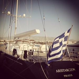 La misère est moins pénible au soleil. A sailboat at the marina in Flisvos